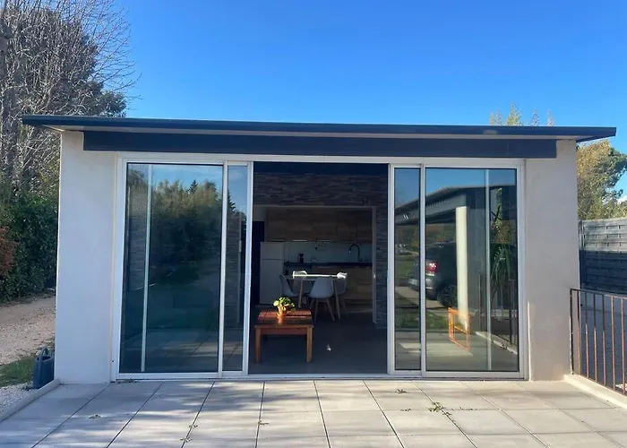 Dependance Au Sein D\'Une Villa Avec Piscine