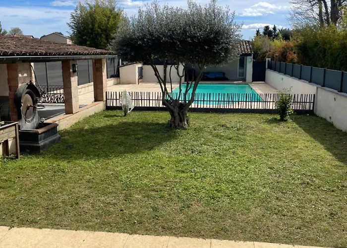 Dependance Au Sein D\'Une Villa Avec Piscine
